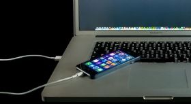 Smartphone, sicurezza a rischio anche con una semplice ricarica Smartphone, sicurezza a rischio anche con una semplice ricarica